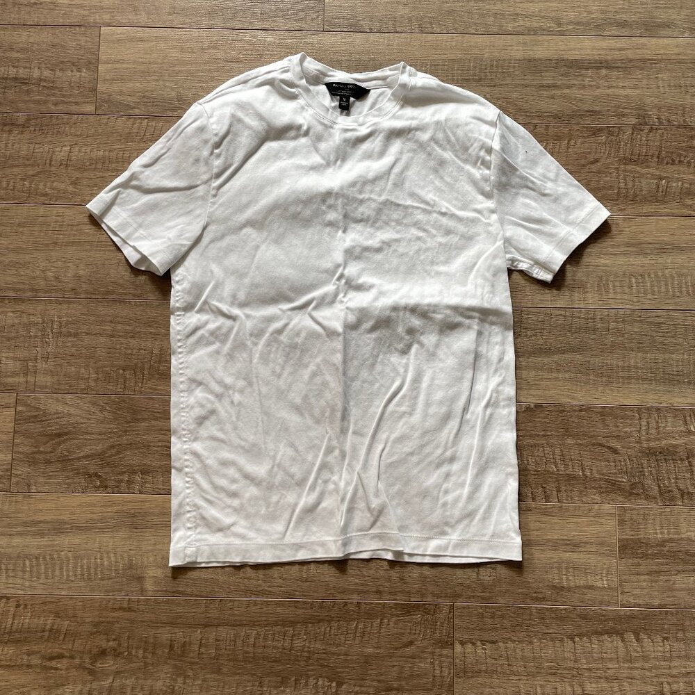 BUNDLE & SAVE! Men's BANANA REPUBLIC white crew-neck tee. Size M